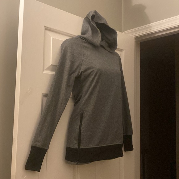 Warm workout hooded top - Picture 5 of 8